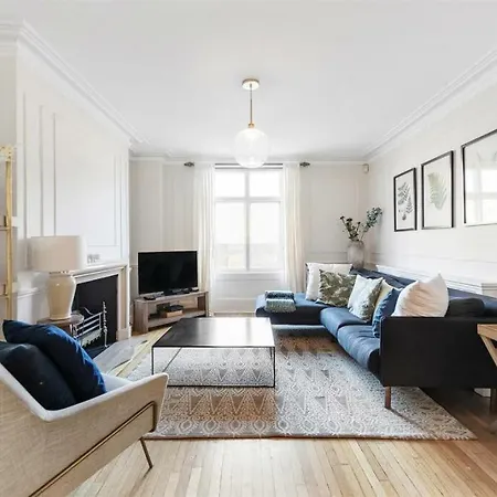 Elegant 6 Bed Home With Garden & Balcony By Harrods